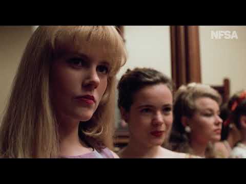 Flirting (1990) - The girls arrive