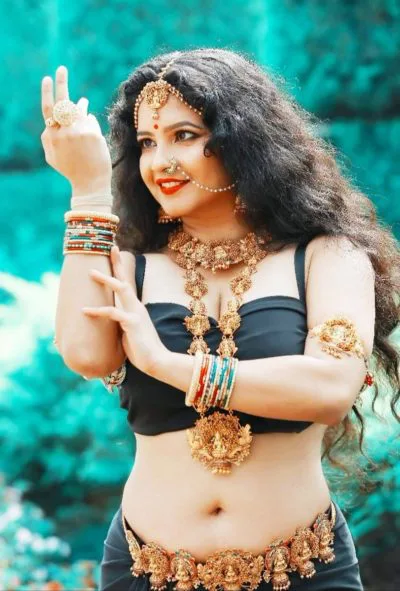 shubha-poonja-height-weight-age-bra-size-affairs-body-statistics-favorite-things