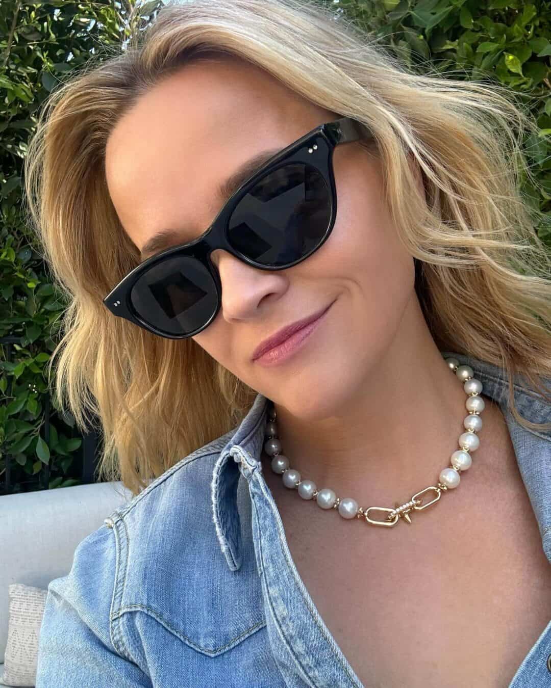 Reese Witherspoon : Net Worth, Height, Weight, Age, Affairs, Wiki, Facts and Figures 3 Reese Witherspoon - Selfie