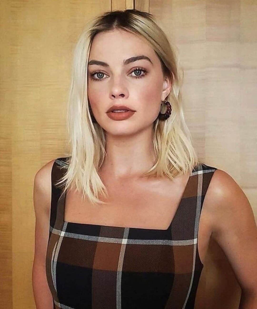 Margot Robbie : Net Worth, Height, Weight, Age, Affairs, Wiki, Facts and Figures 3 Margot Robbie - Selfie