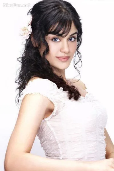 adah-sharma-height-weight-age-bra-size-affairs-body-stats-bollywoodfox-2