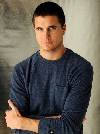 robbie-amell-height-weight-age-body-measurements-affairs-girlfriends-3
