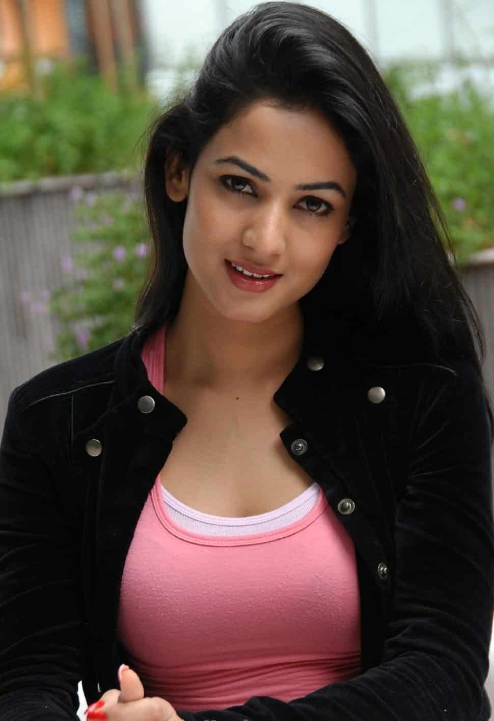 sonal-chauhan-height-weight-age-bra-size-affairs-body-stats-bollywoodfox-2