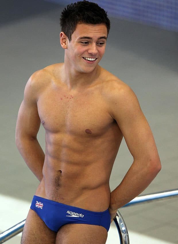tom-daley-height-weight-age-body-stats-affairs-girlfriend-details-3