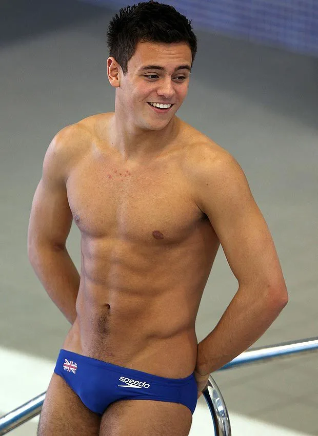 tom-daley-height-weight-age-body-stats-affairs-girlfriend-details-3
