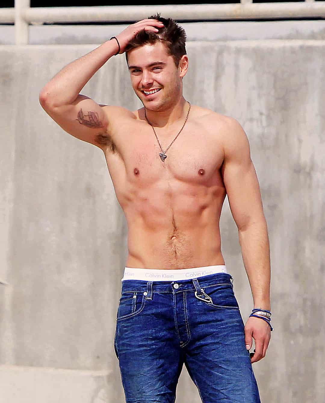 zac-efron-height-weight-age-body-measurements-affairs-girlfriends-3