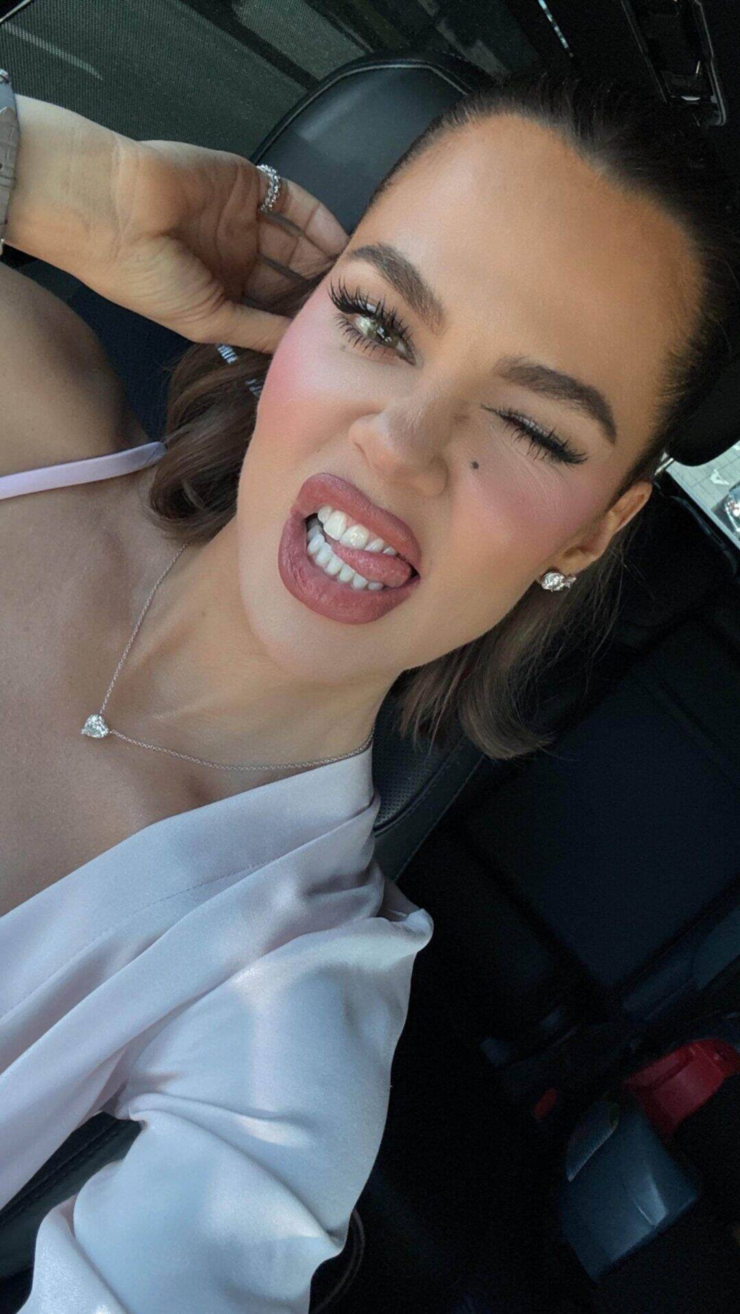 Khloe Kardashian : Net Worth, Height, Weight, Age, Affairs, Wiki, Facts and Figures 3 Khloe Kardashian - Selfie