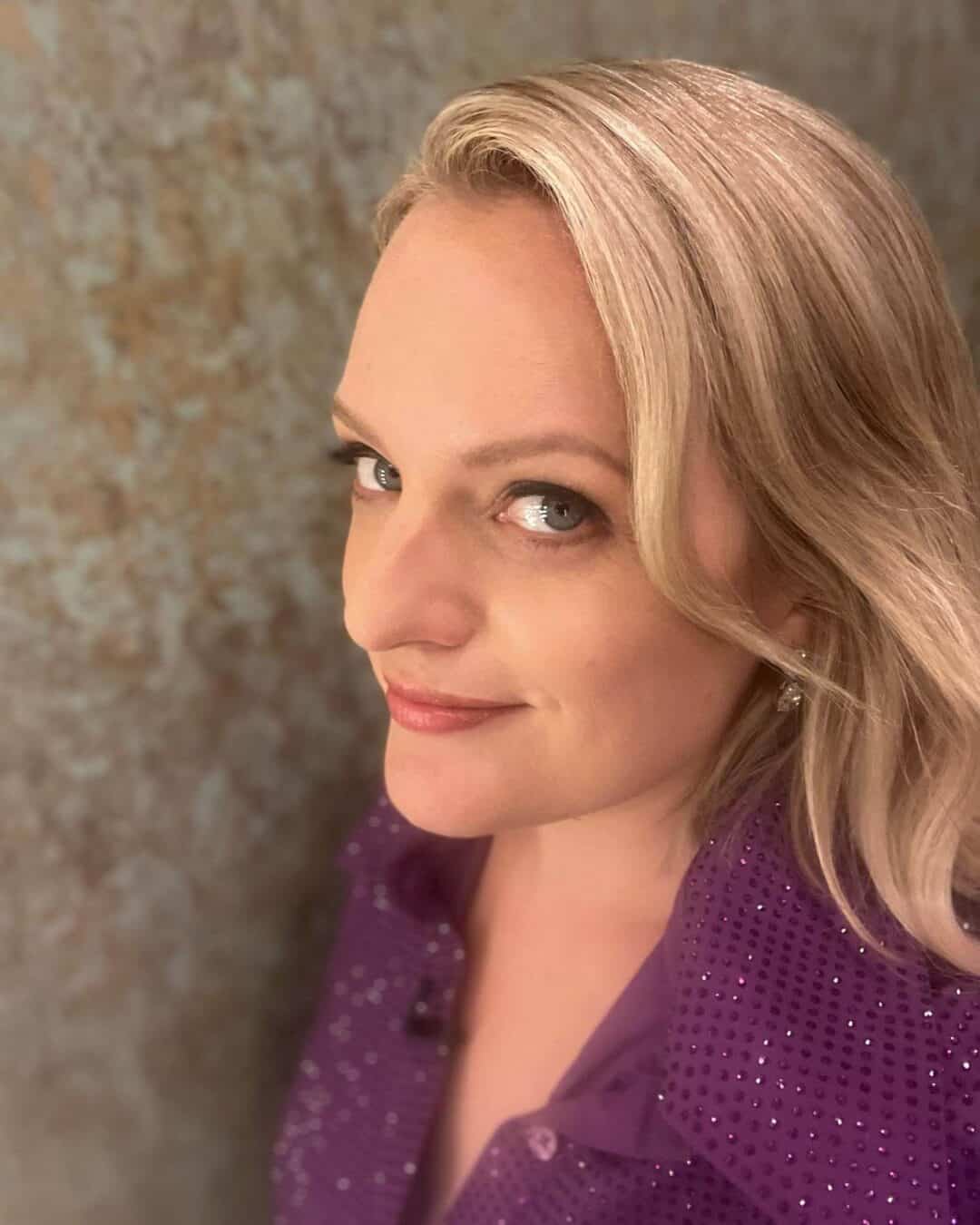 Elisabeth Moss - Selfie