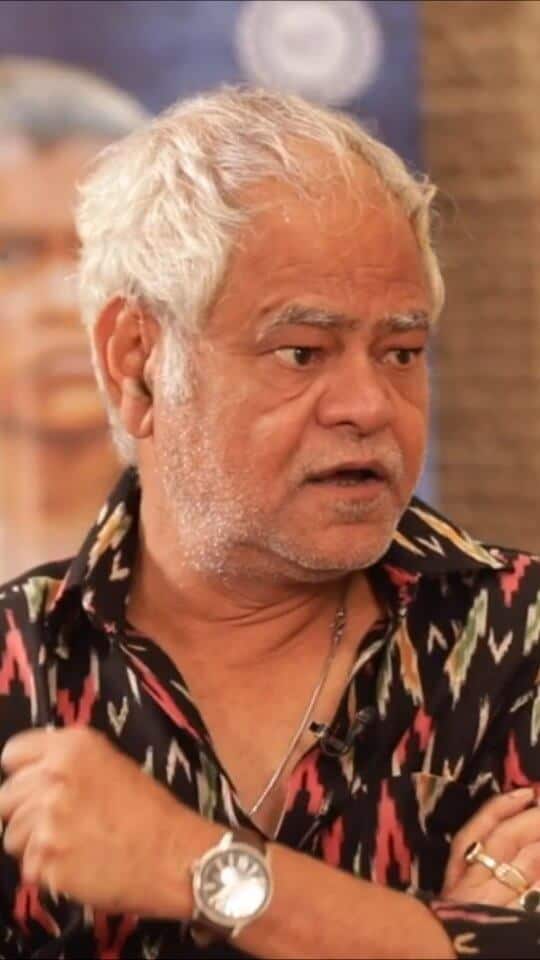 Sanjay Mishra : Net Worth, Height, Weight, Age, Affairs, Wiki, Facts and Figures 3 Sanjay Mishra - Selfie