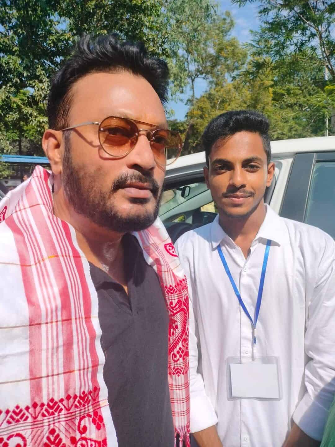 Jatin Bora : Net Worth, Height, Weight, Age, Affairs, Wiki, Facts and Figures 3 Jatin Bora - Selfie