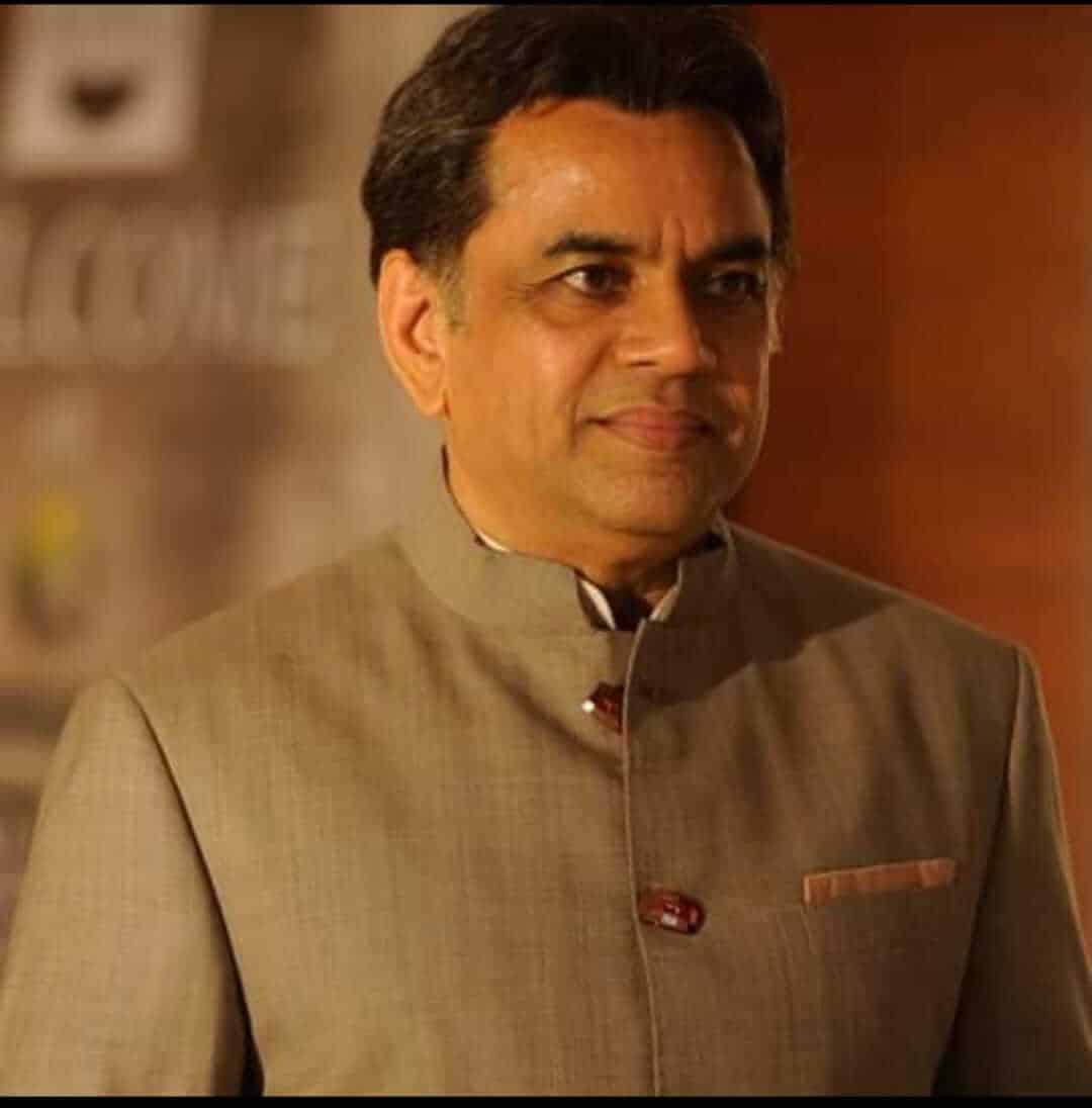Paresh Rawal : Net Worth, Height, Weight, Age, Affairs, Wiki, Facts and Figures 3 Paresh Rawal - Selfie