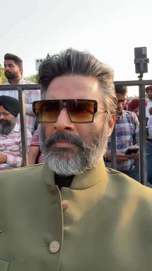 R. Madhavan : Net Worth, Height, Weight, Age, Affairs, Wiki, Facts and Figures 3 R. Madhavan Selfie