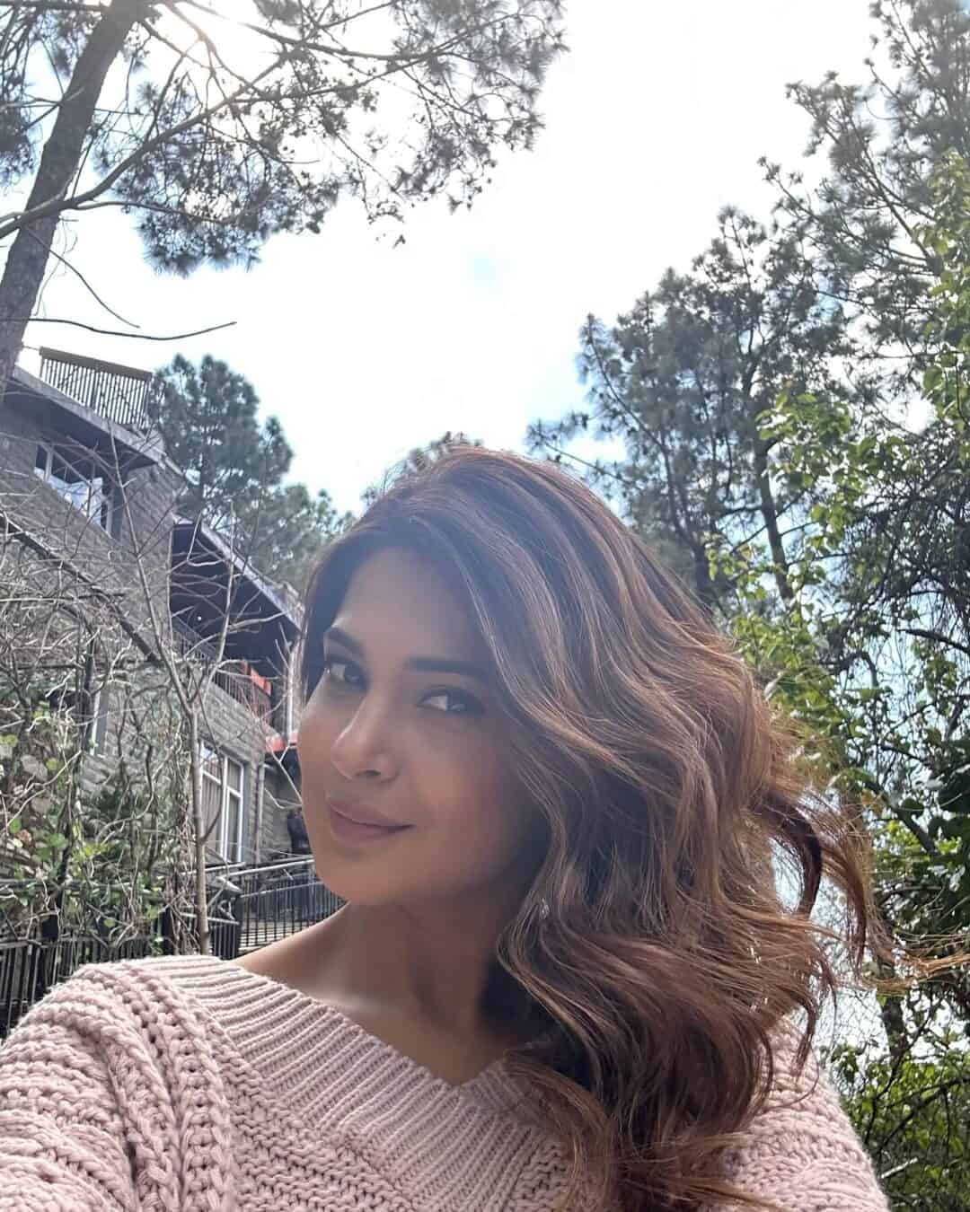 Jennifent winget : Net Worth, Height, Weight, Age, Affairs, Wiki, Facts and Figures 3 Jennifent Winget - Selfie