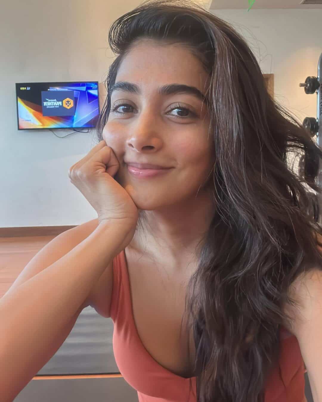 Pooja Hegde : Net Worth, Height, Weight, Age, Affairs, Wiki, Facts and Figures 3 Pooja Hegde - Selfie