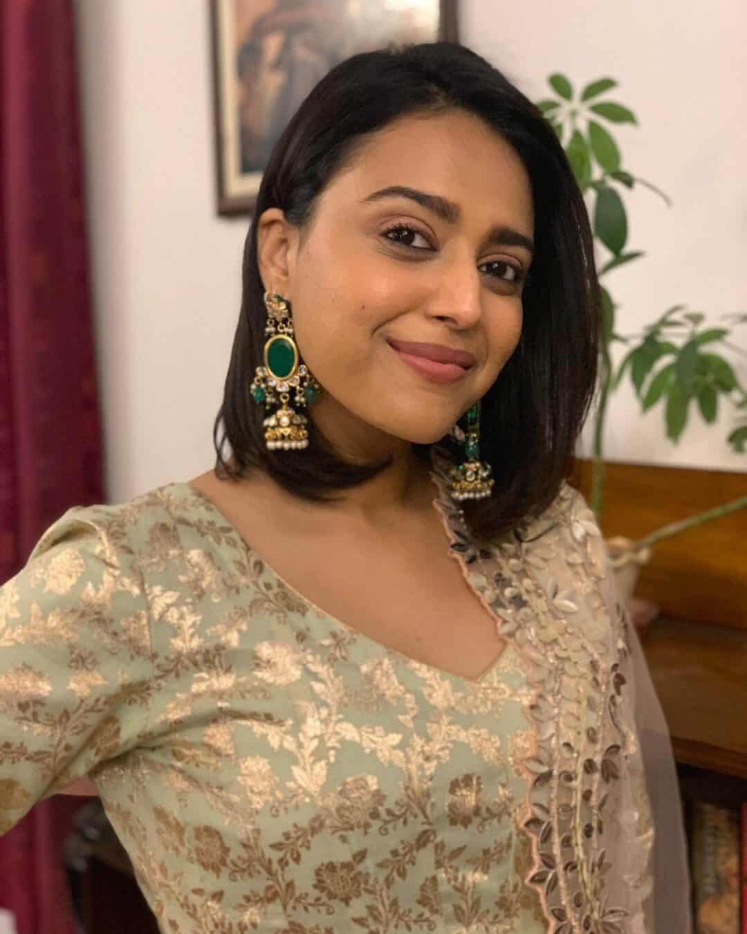 Swara Bhasker : Net Worth, Height, Weight, Age, Affairs, Wiki, Facts and Figures 3 Swara Bhasker - Selfie