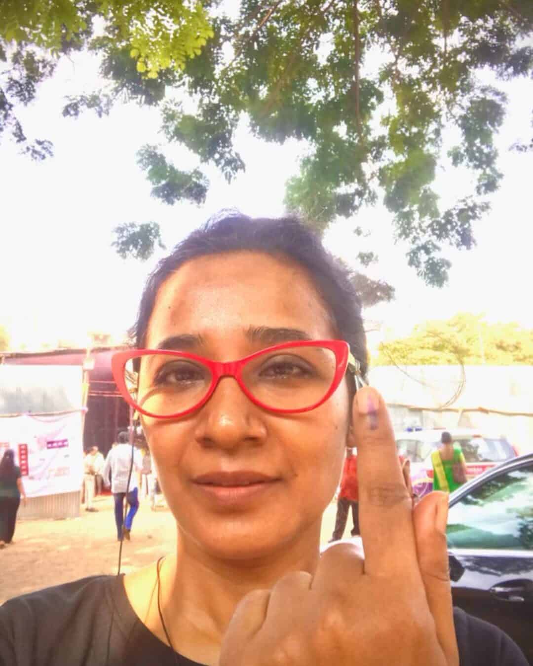 Tannishtha Chatterjee : Net Worth, Height, Weight, Age, Affairs, Wiki, Facts and Figures 3 Tannishtha Chatterjee - Selfie