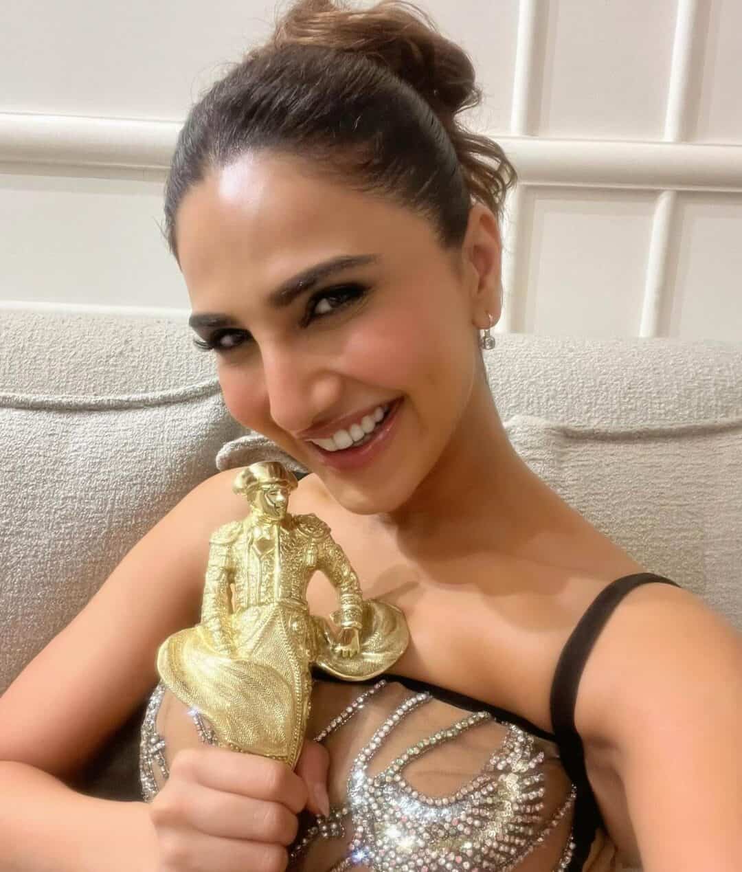 Vaani kapoor : Net Worth, Height, Weight, Age, Affairs, Wiki, Facts and Figures 3 Vaani Kapoor - Selfie