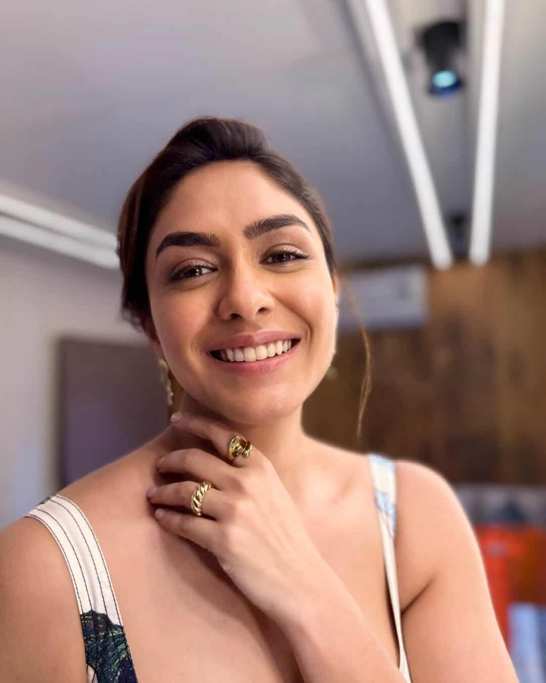 Mrunal Thakur : Net Worth, Height, Weight, Age, Affairs, Wiki, Facts and Figures 4 Mrunal Thakur - Selfie