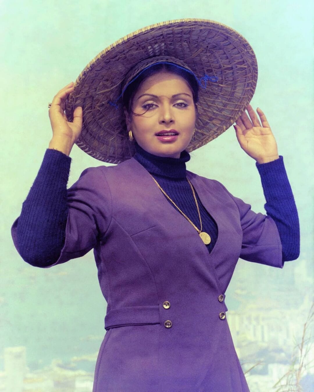 Rakhee Gulzar : Net Worth, Height, Weight, Age, Affairs, Wiki, Facts and Figures 2 Rakhee Gulzar - Ealry Life And Upbrigning