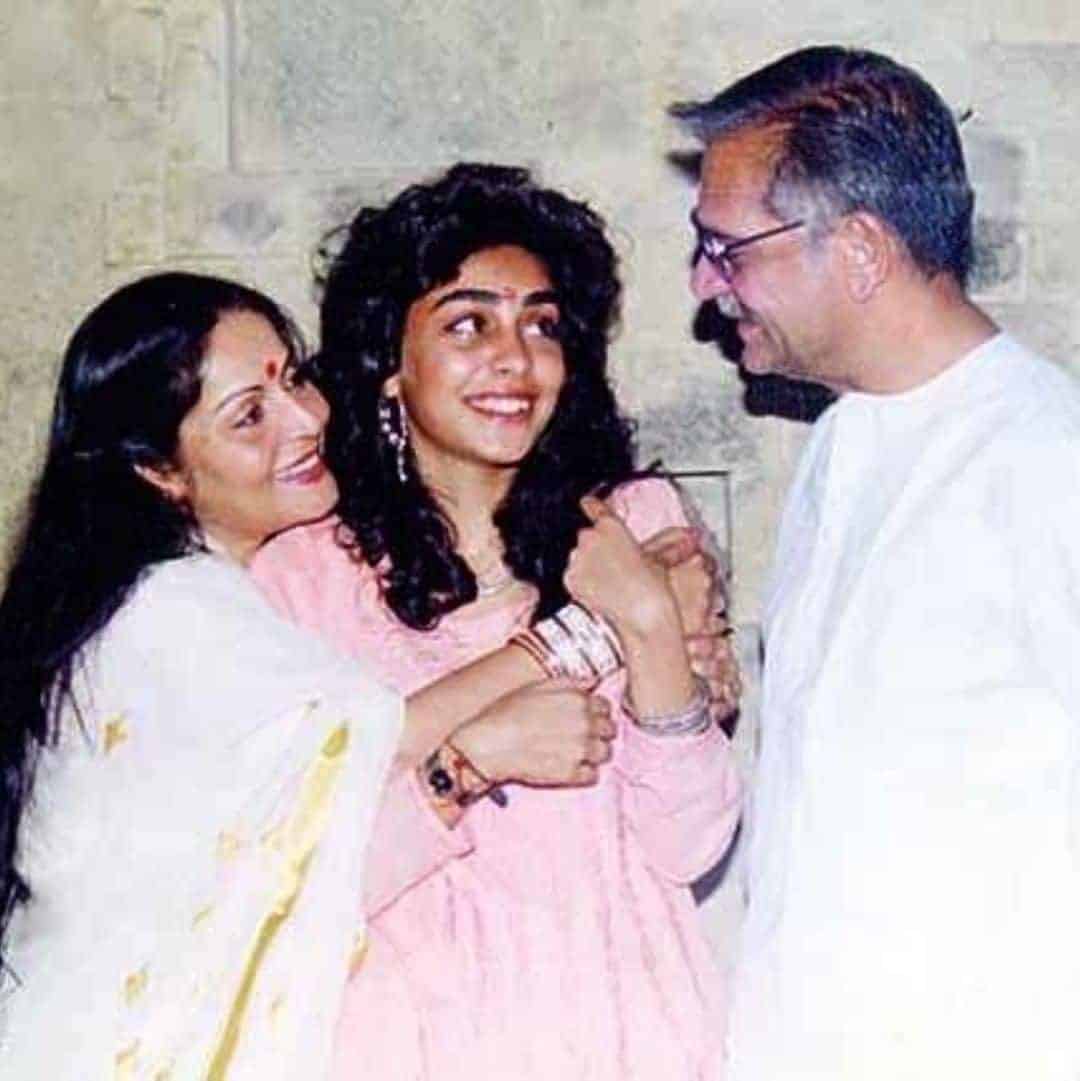 Rakhee Gulzar : Net Worth, Height, Weight, Age, Affairs, Wiki, Facts and Figures 3 Rakhee Gulzar - Family And Relationships