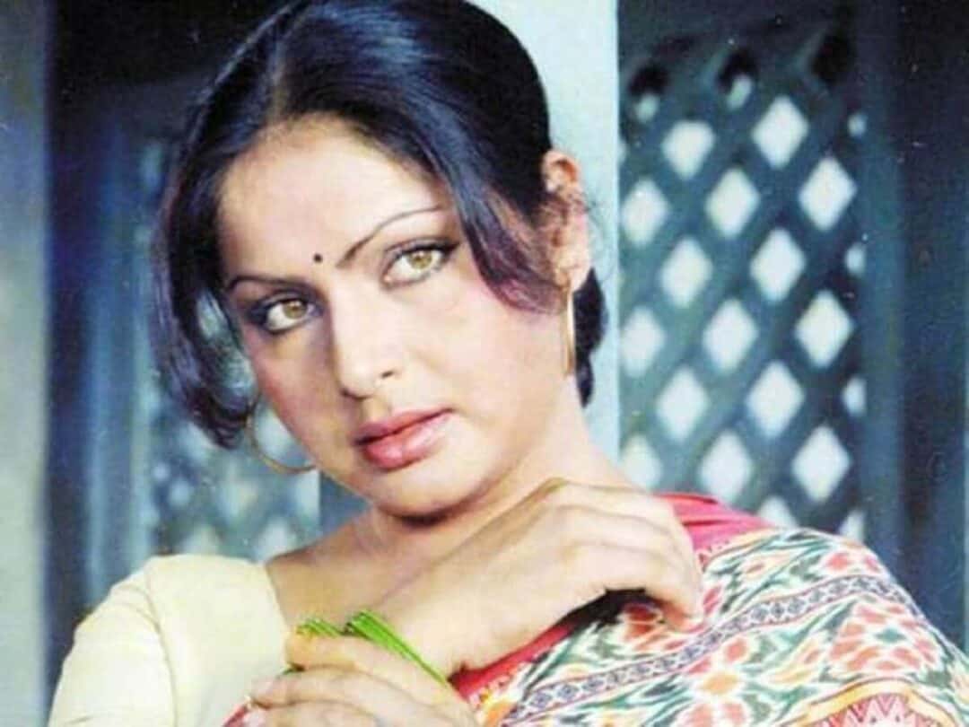 Rakhee Gulzar : Net Worth, Height, Weight, Age, Affairs, Wiki, Facts and Figures 5 Rakhee Gulzar - Selfie