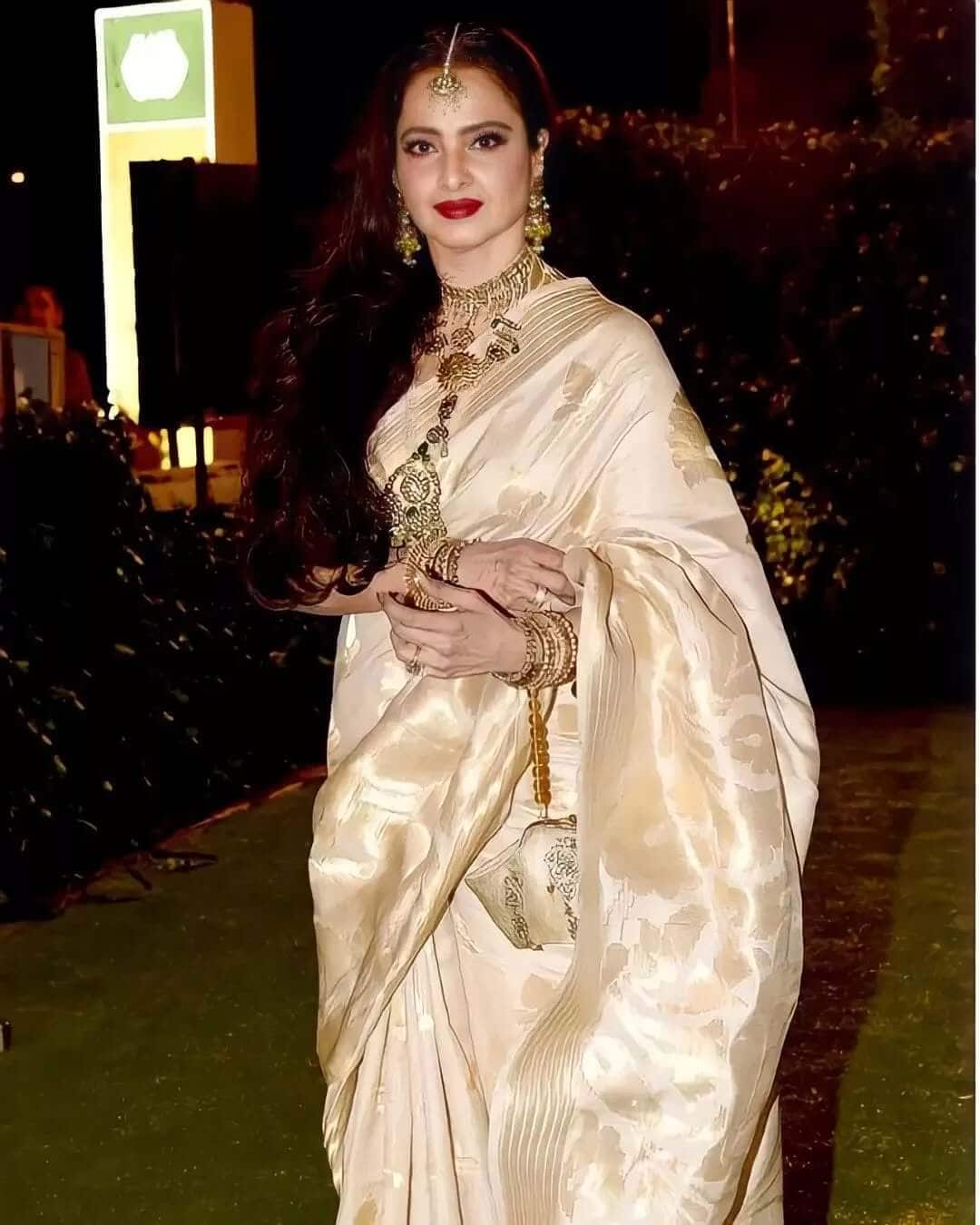 Rekha : Net Worth, Height, Weight, Age, Affairs, Wiki, Facts and Figures 2 Rekha - Rise To Stardom