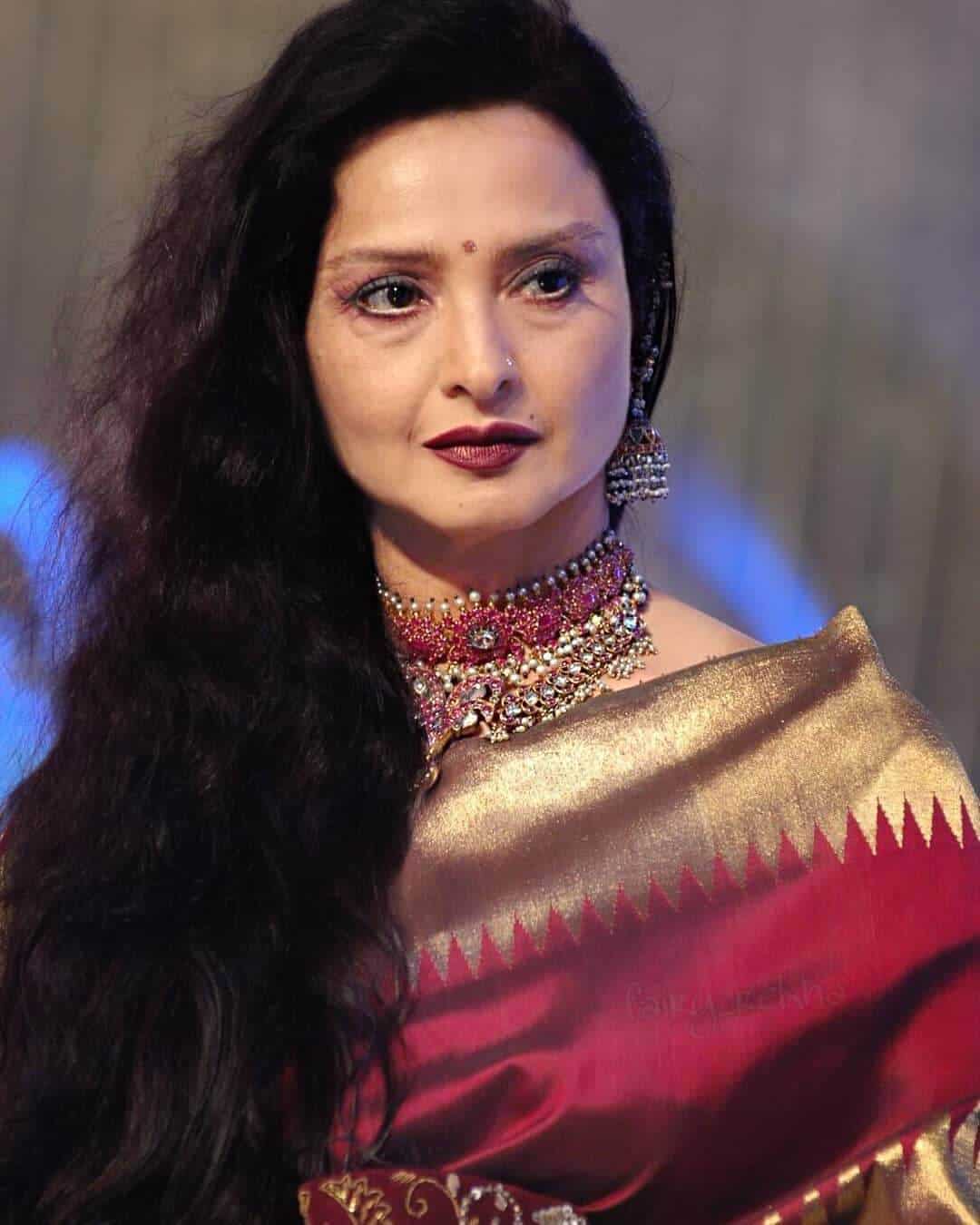 Rekha : Net Worth, Height, Weight, Age, Affairs, Wiki, Facts and Figures 3 Rekha - Selfie