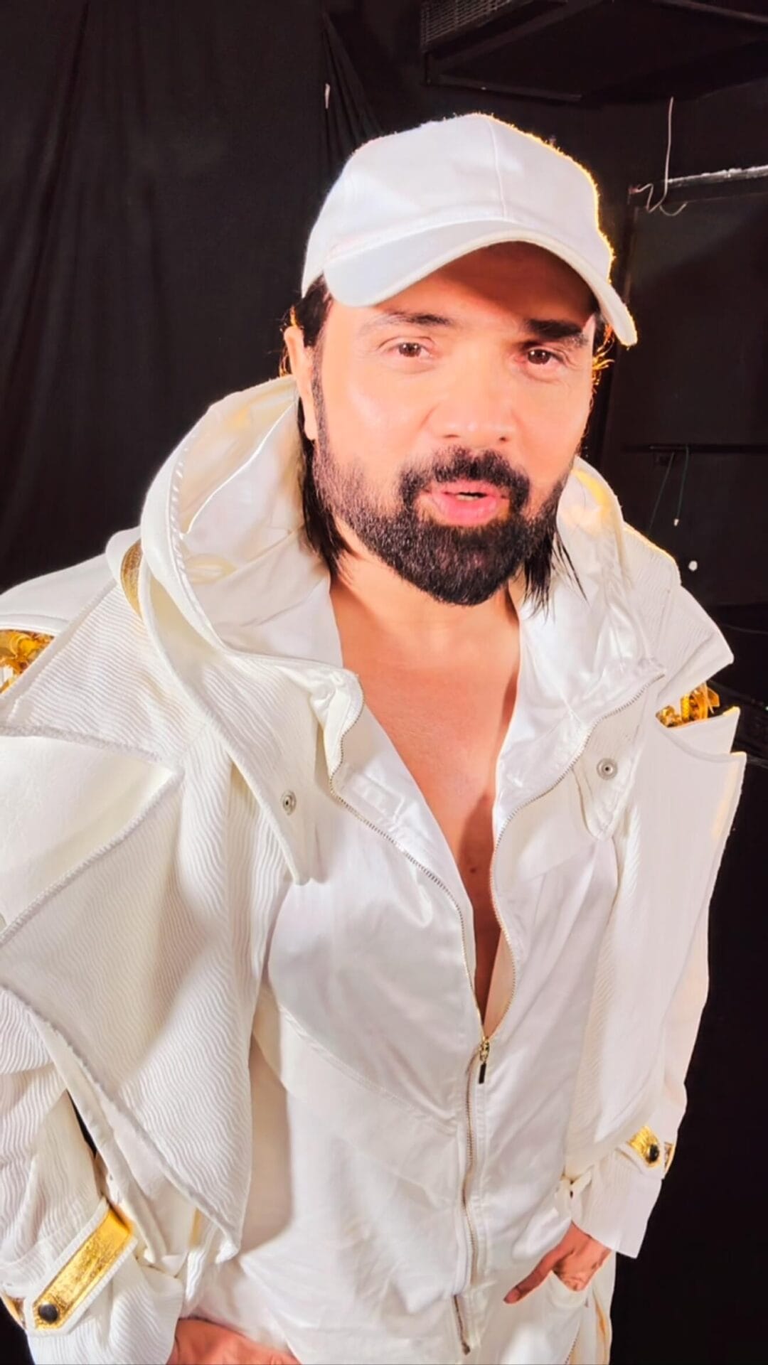 Himesh Reshammiya : Net Worth, Height, Weight, Age, Affairs, Wiki, Facts and Figures 3 Himesh Reshammiya - Selfie