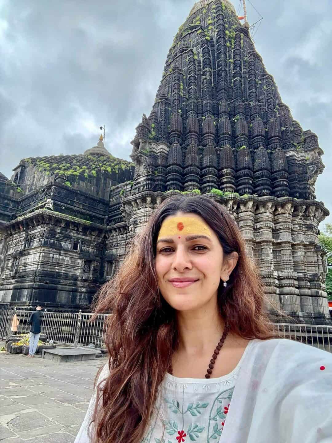 Nimrat Kaur : Net Worth, Height, Weight, Age, Affairs, Wiki, Facts and Figures 3 Nimrat Kaur - Selfie