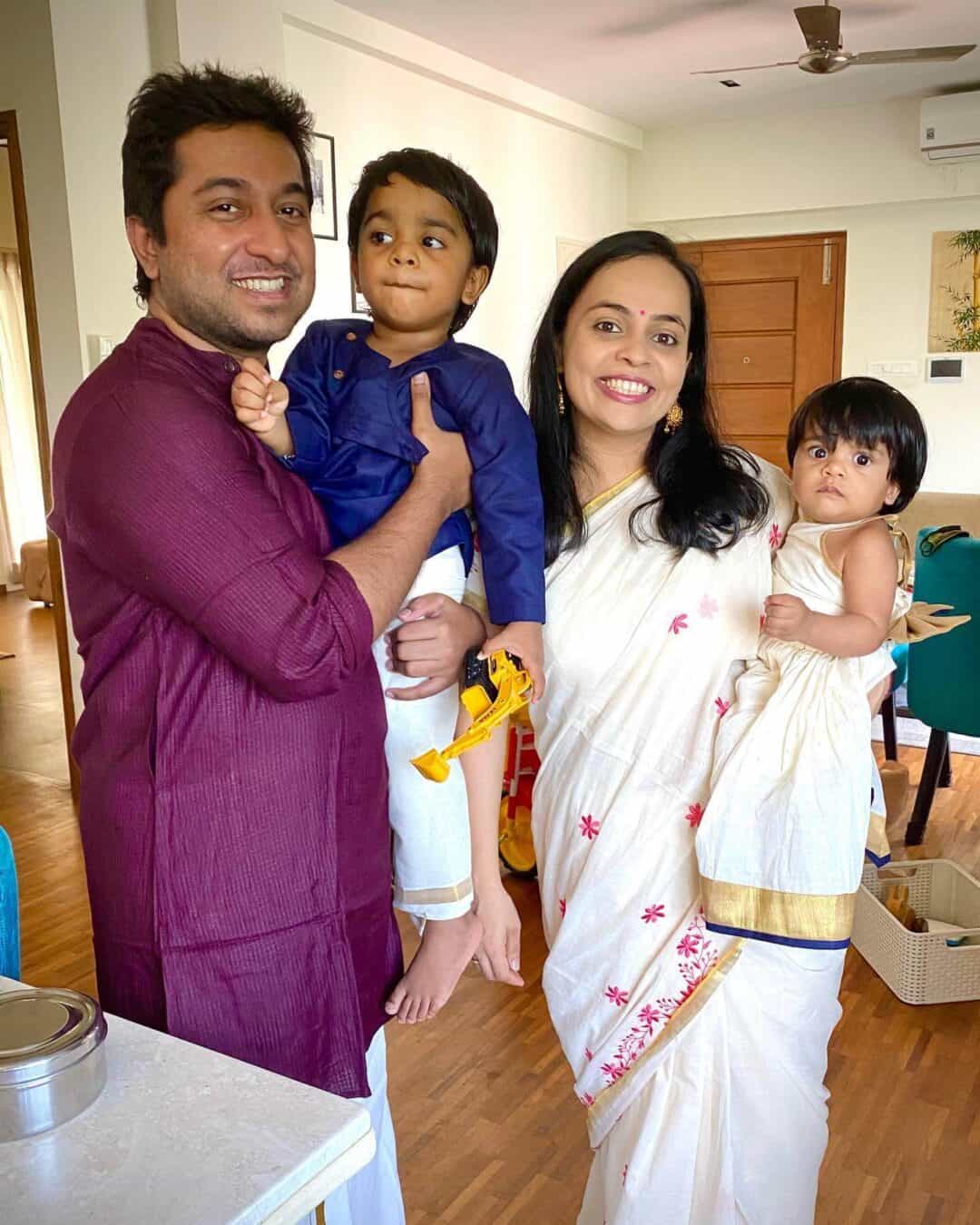 Vineeth Sreenivasan : Net Worth, Height, Weight, Age, Affairs, Wiki, Facts and Figures 2 Vineeth Sreenivasan - Family And Relationships