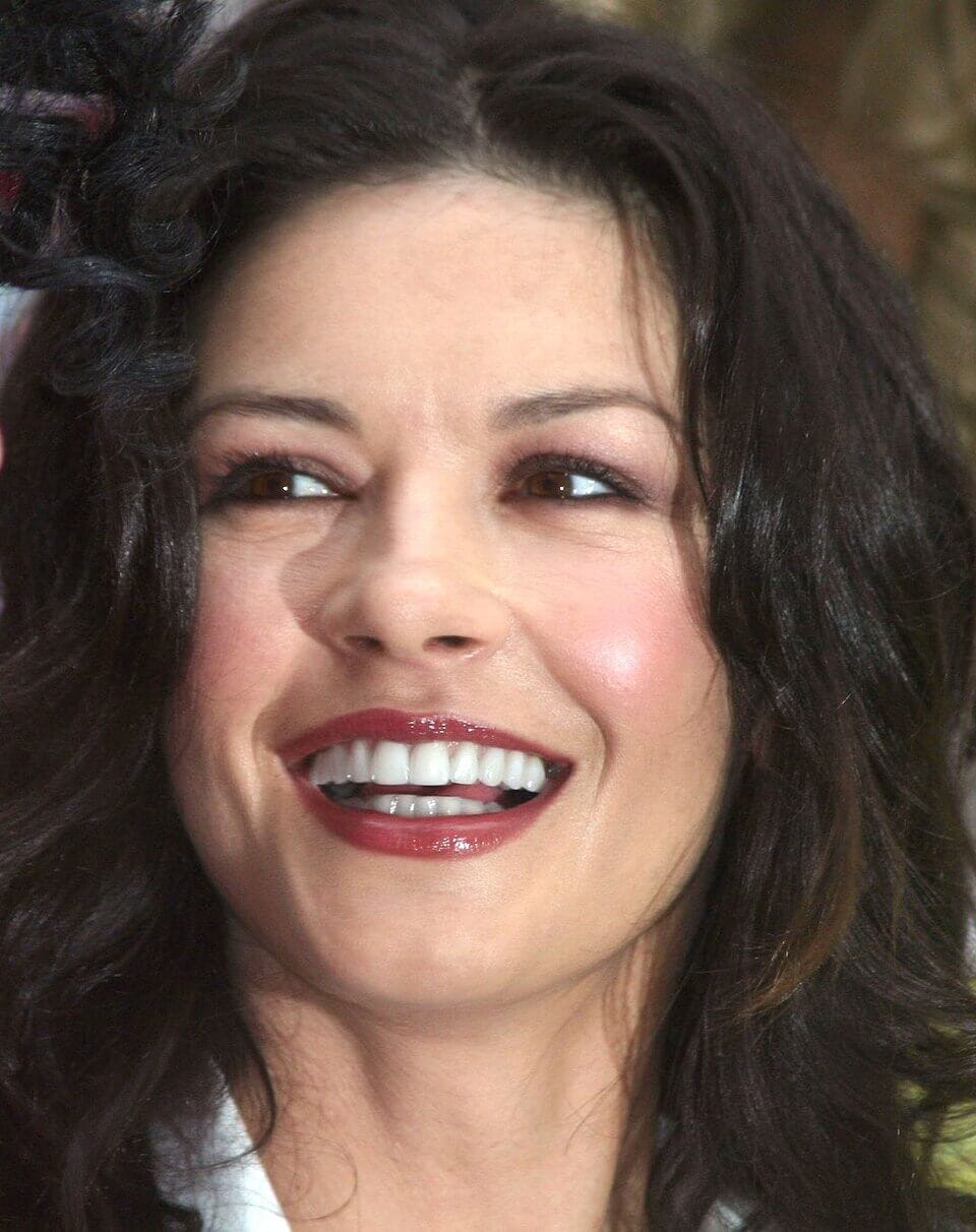 Catherine Zeta-Jones : Net Worth, Height, Weight, Age, Affairs, Wiki, Facts and Figures 3 Catherine Zeta Jones - Selfie