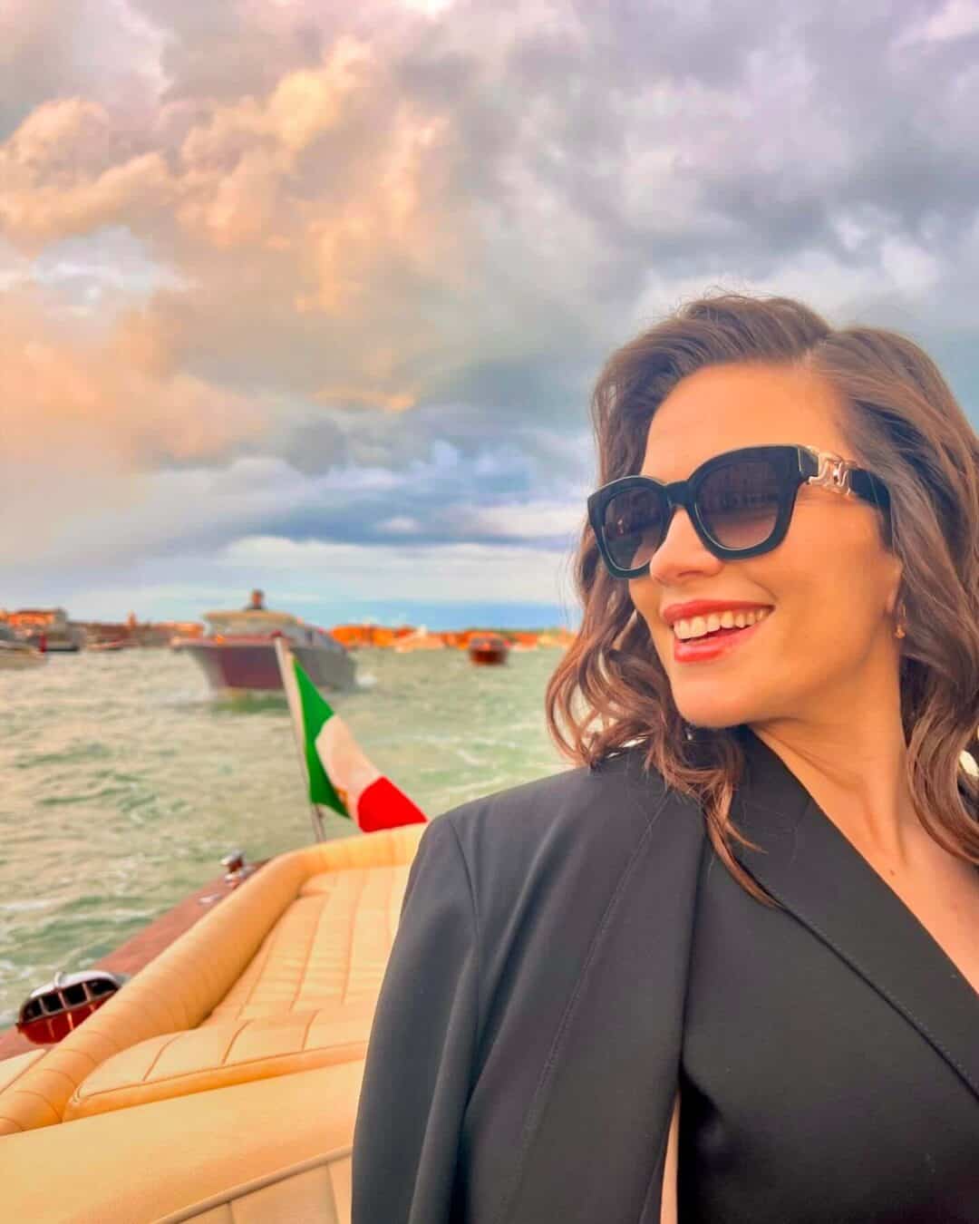 Hayley Atwell : Net Worth, Height, Weight, Age, Affairs, Wiki, Facts and Figures 3 Hayley Atwell - Selfie