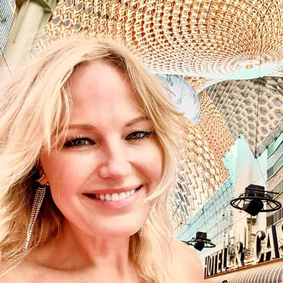 Malin Akerman : Net Worth, Height, Weight, Age, Affairs, Wiki, Facts and Figures 3 Malin Akerman - Selfie