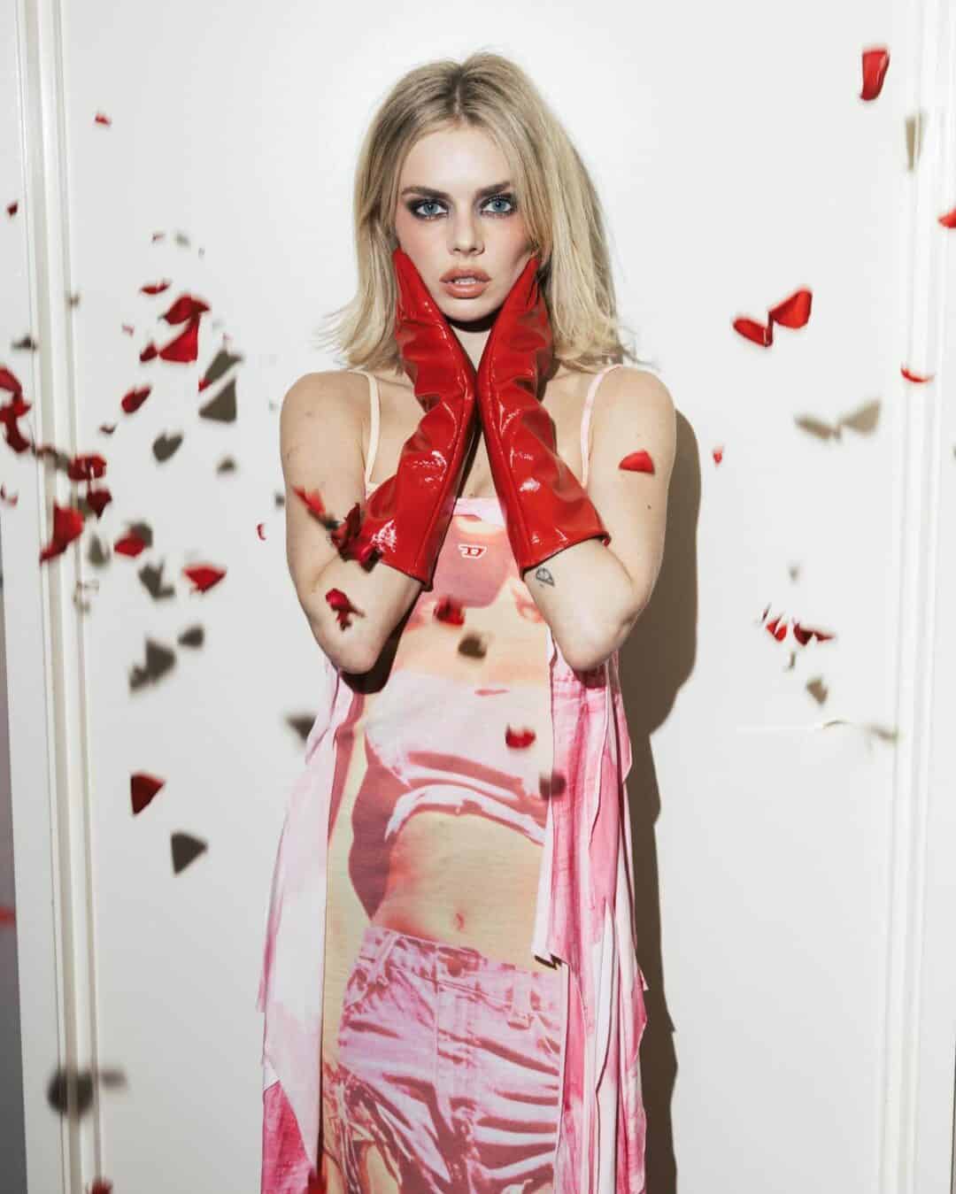 Samara Weaving : Net Worth, Height, Weight, Age, Affairs, Wiki, Facts and Figures 6 Samara Weaving - Interesting