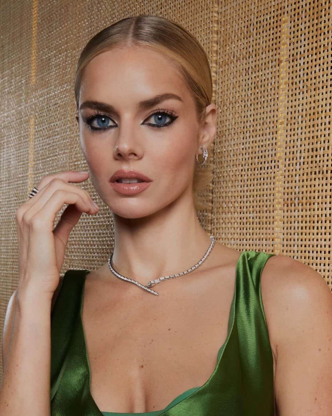 Samara Weaving : Net Worth, Height, Weight, Age, Affairs, Wiki, Facts and Figures 3 Samara Weaving - Selfie