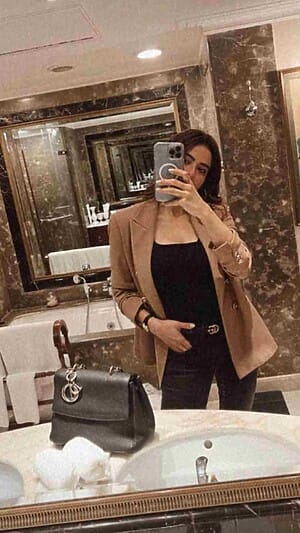 Aamna Sharif Selfie Image
