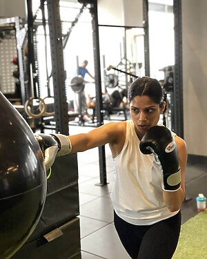 Freida Pinto Physical Appearance