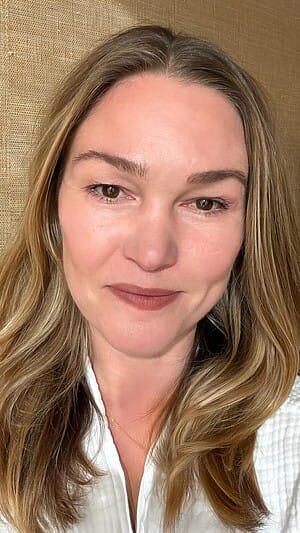 Julia Stiles Selfie