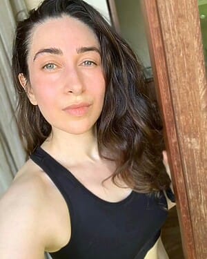Karisma Kapoor Selfie