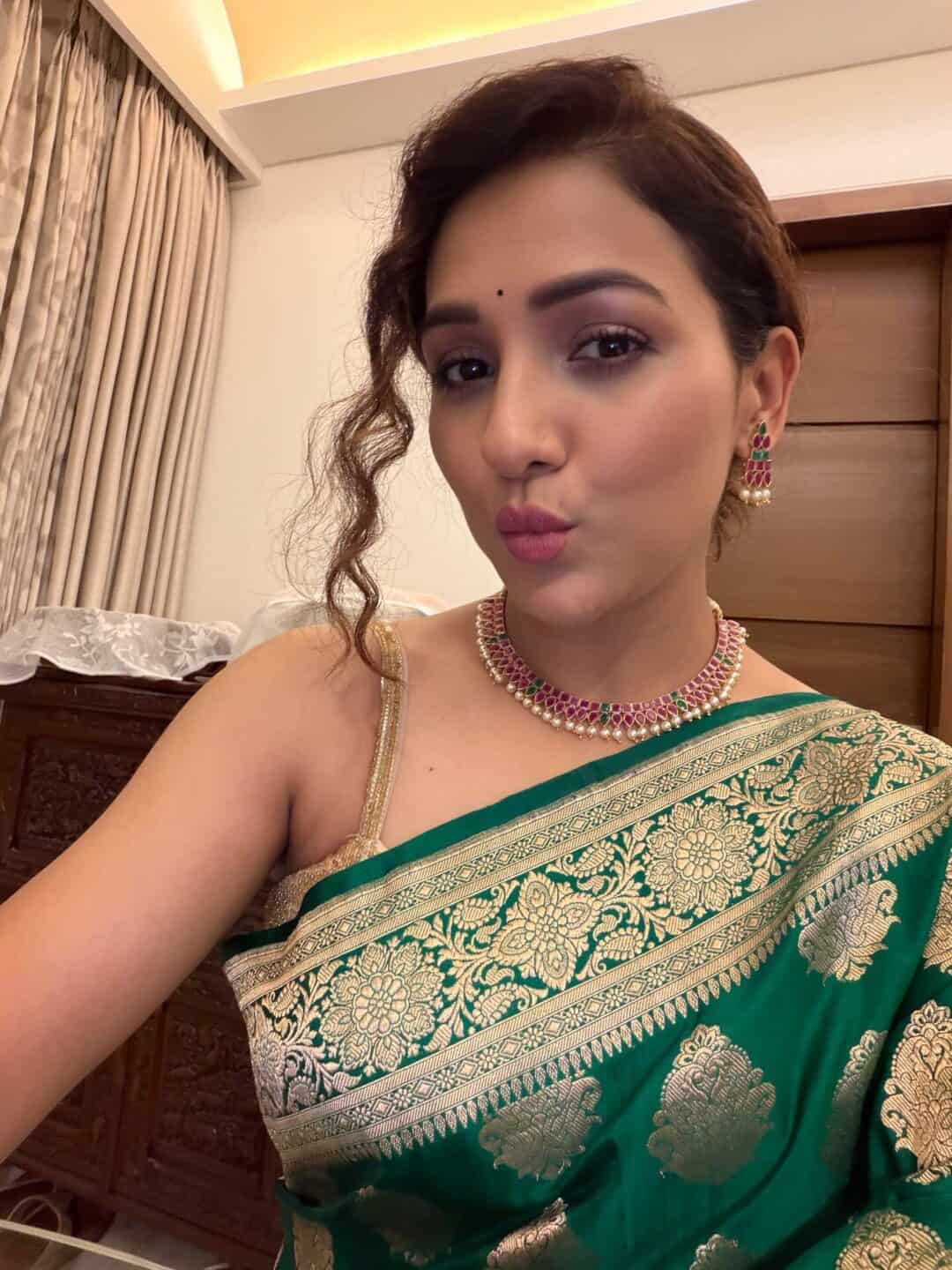 Neeti Mohan : Net Worth, Height, Weight, Age, Affairs, Wiki, Facts and Figures 3 Neeti Mohan - Selfie