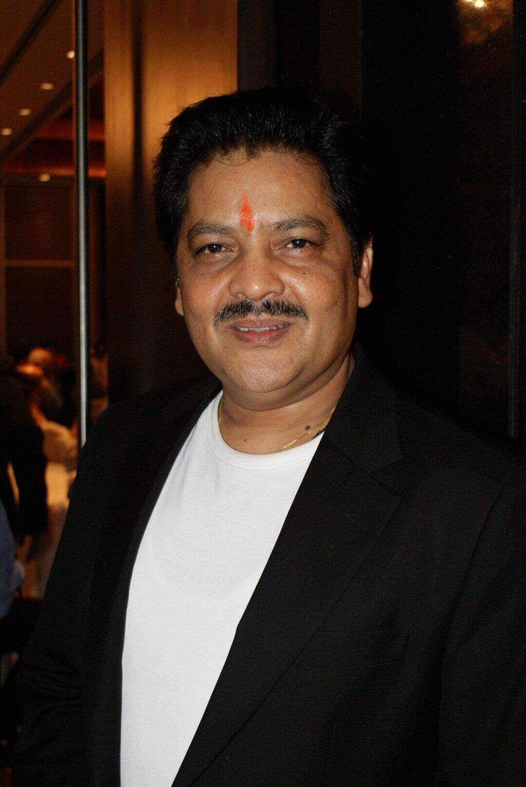 Udit Narayan : Net Worth, Height, Weight, Age, Affairs, Wiki, Facts and Figures 4 Udit Narayan - Selfie