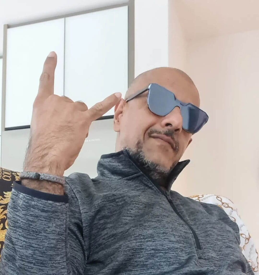 Vishal Dadlani : Net Worth, Height, Weight, Age, Affairs, Wiki, Facts and Figures 3 Vishal Dadlani - Selfie