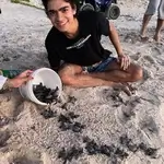 inaki-godoy-playing-with-sea-turtles