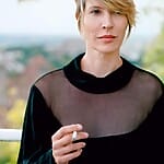 julia-davis-body