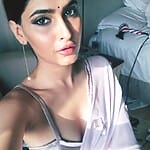 karishma-sharma-selfie-in-saari