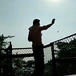 shah-rukh-khan-waving-hand-outside-home-to-his-fans