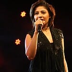 sunidhi-chauhan-singing-song