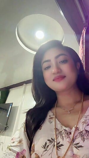 Achol Akhe Selfie Image