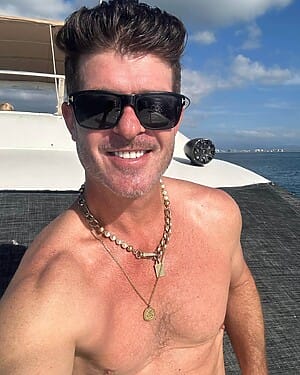 Robin Thicke Selfie